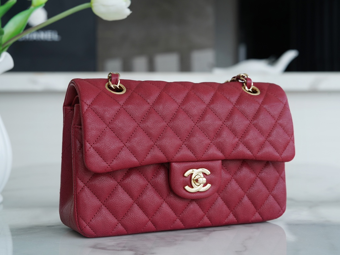 𝐂𝐇𝐀𝐍𝐄𝐋 Classic Flap washed cowhide is made from the most delicate newborn calves washed fetal cow small Bordeaux wine red