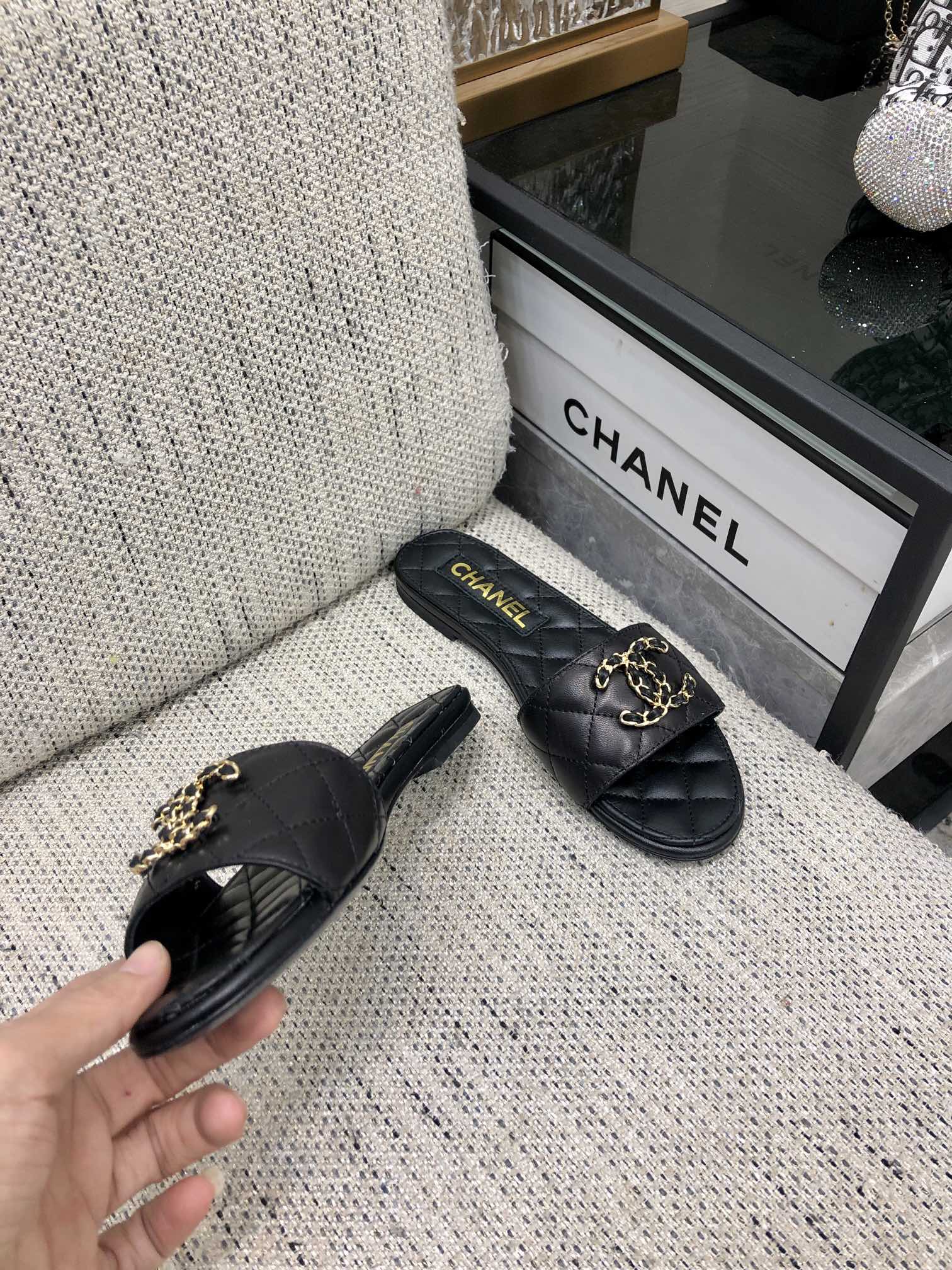 CHANEL 2023 spring and summer latest electric embroidery honey slippers Imported leather outsole