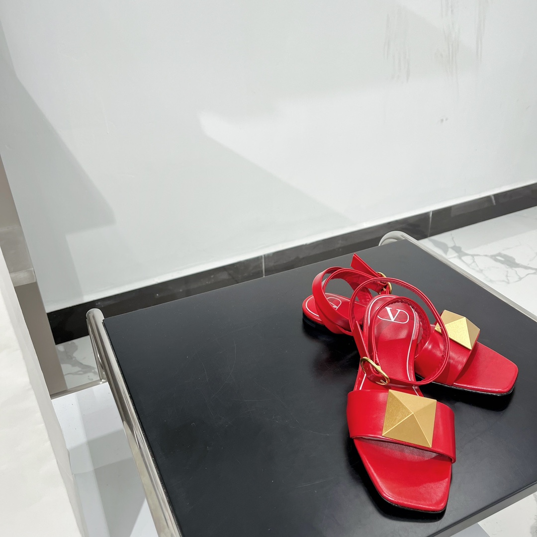 【Valentino】𝟐𝟎𝟐𝟏/𝐒𝐒 𝐧𝐞𝐰 Valentino Early Spring Collection Lace-up Sandals