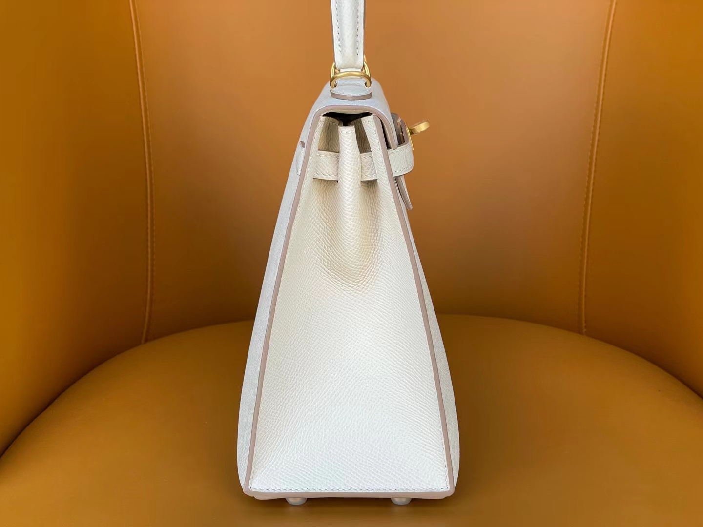 Kelly25 milkshake white epsom leather matte gold buckle