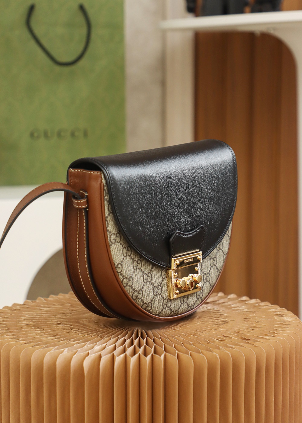 GUCCI 𝙋𝙖𝙙𝙡𝙤𝙘𝙠 series original leather #644524 moon bag