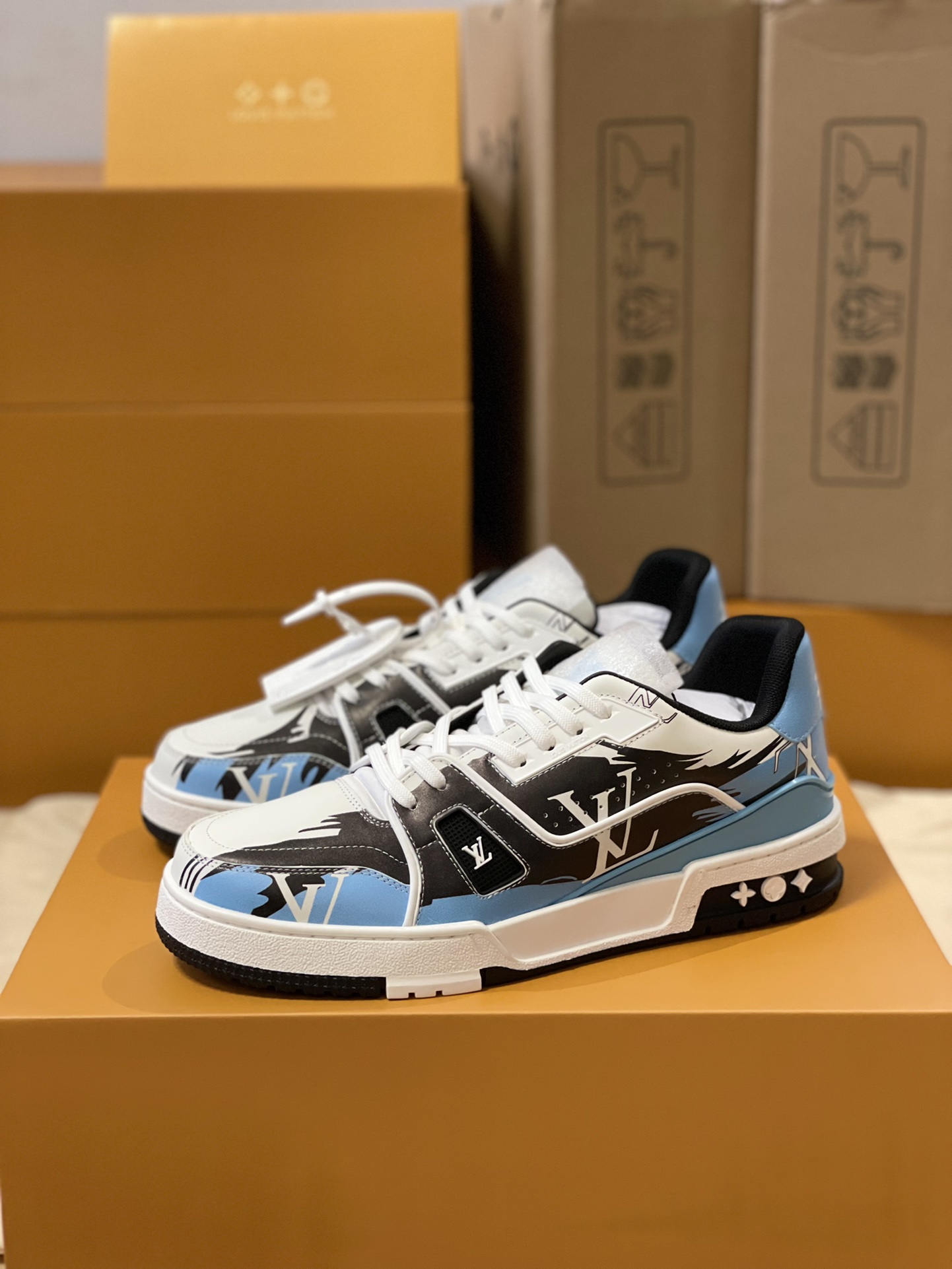 Louis Vuitton Trainer sneakers for couples, style number 1AA373