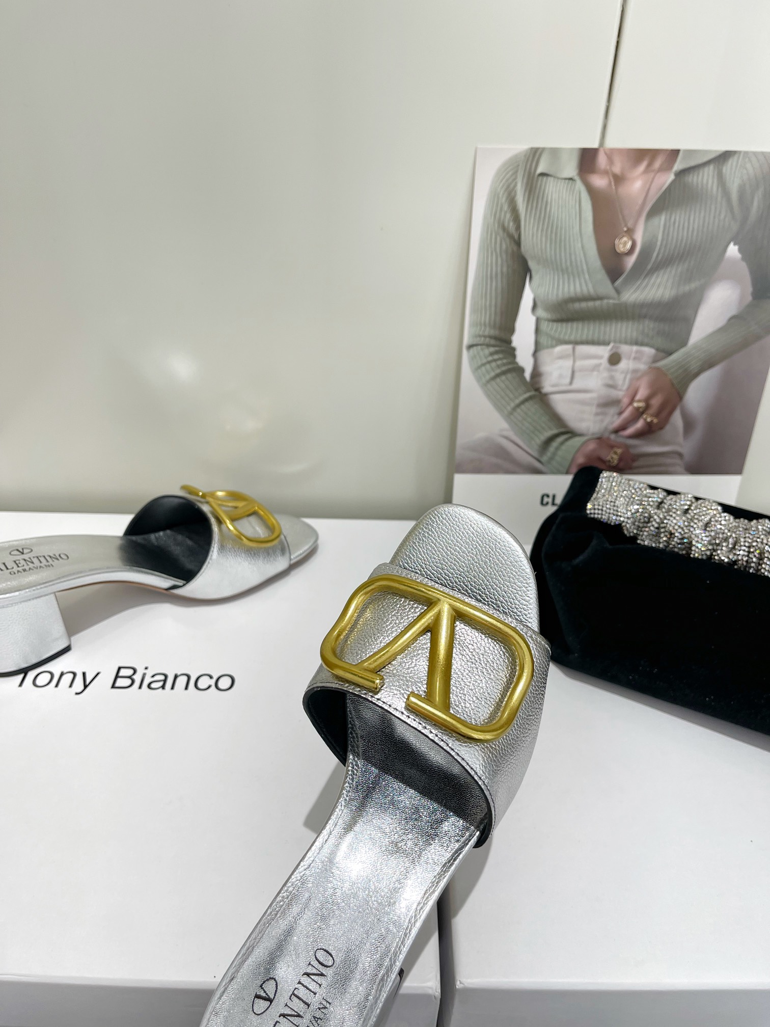 【Valentino】𝟐𝟎𝟐𝟏/𝐒𝐒 𝐧𝐞𝐰  Valentino 2022 / fw spring and summer new women's slippers