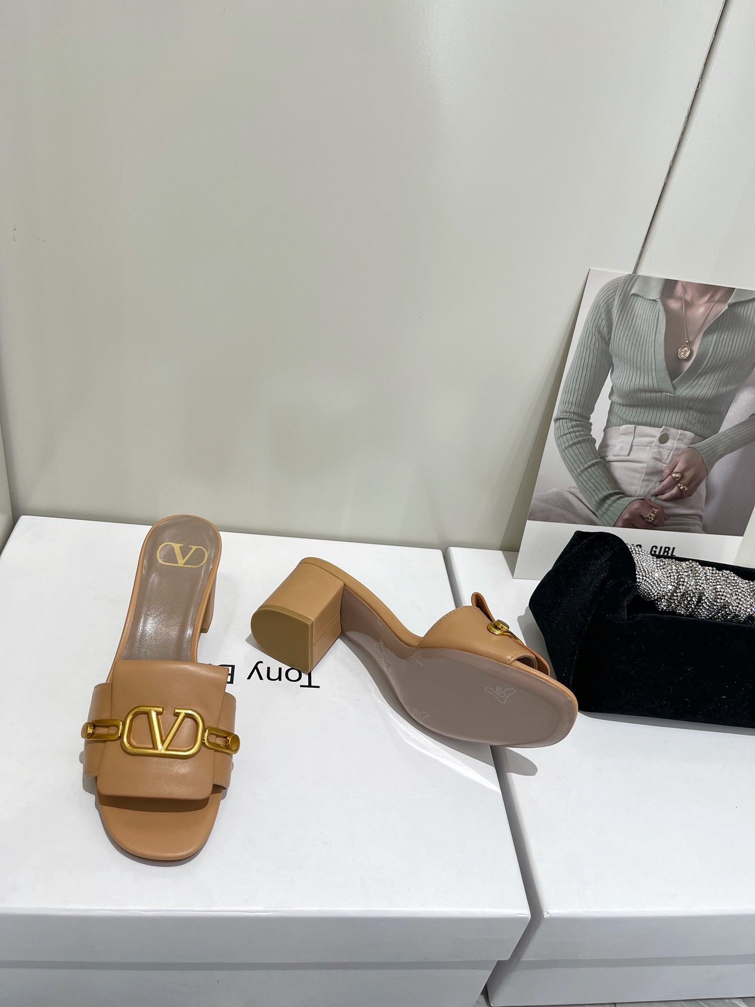 【Valentino】𝟐𝟎𝟐𝟏/𝐒𝐒 𝐧𝐞𝐰  Valentino 2022 / fw spring and summer new women's slippers
