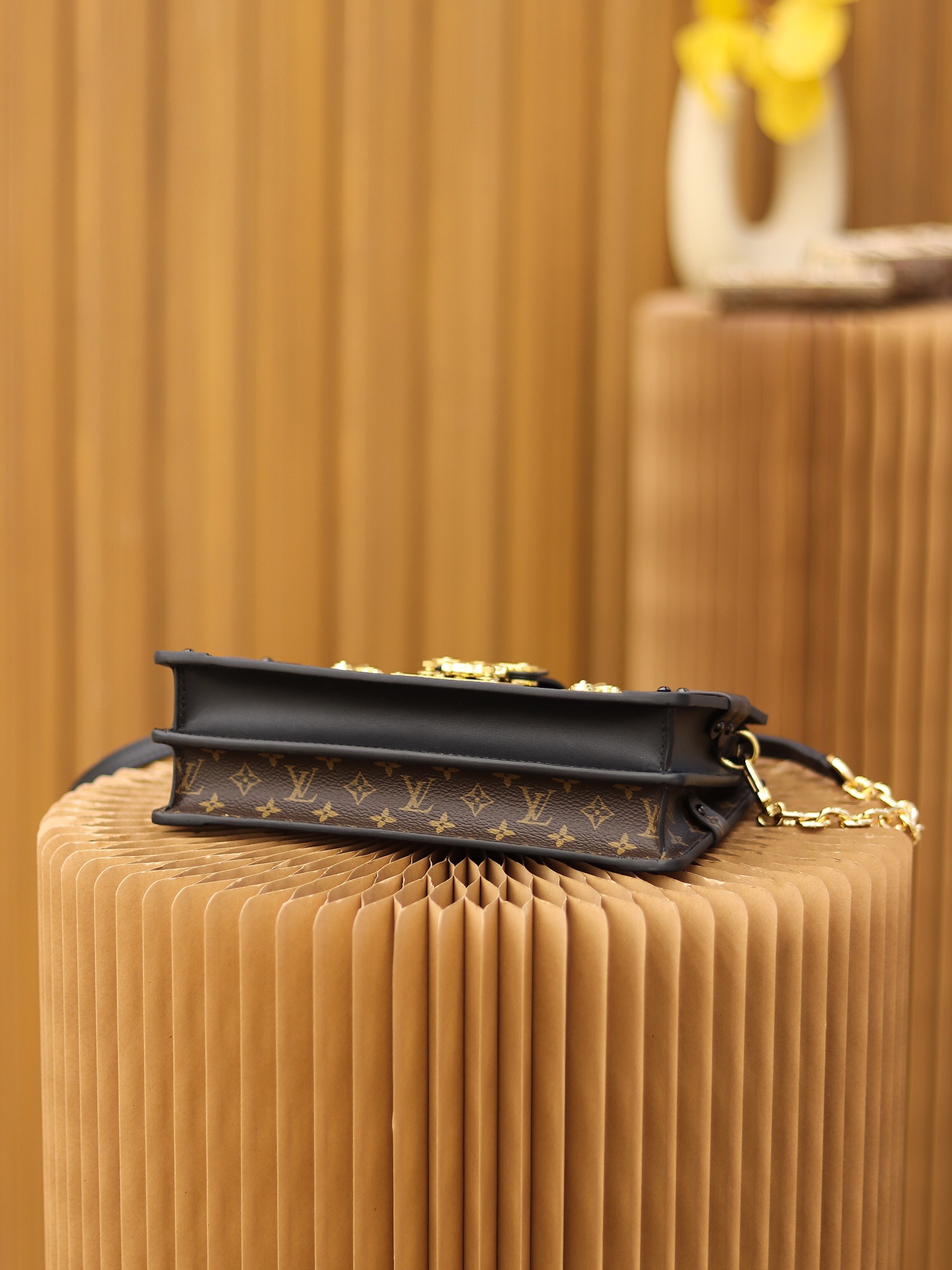 Louis Vuitton 𝙏𝙍𝙐𝙉𝙆 𝘾𝙇𝙐𝙏𝘾𝙃 soft case bag M43596