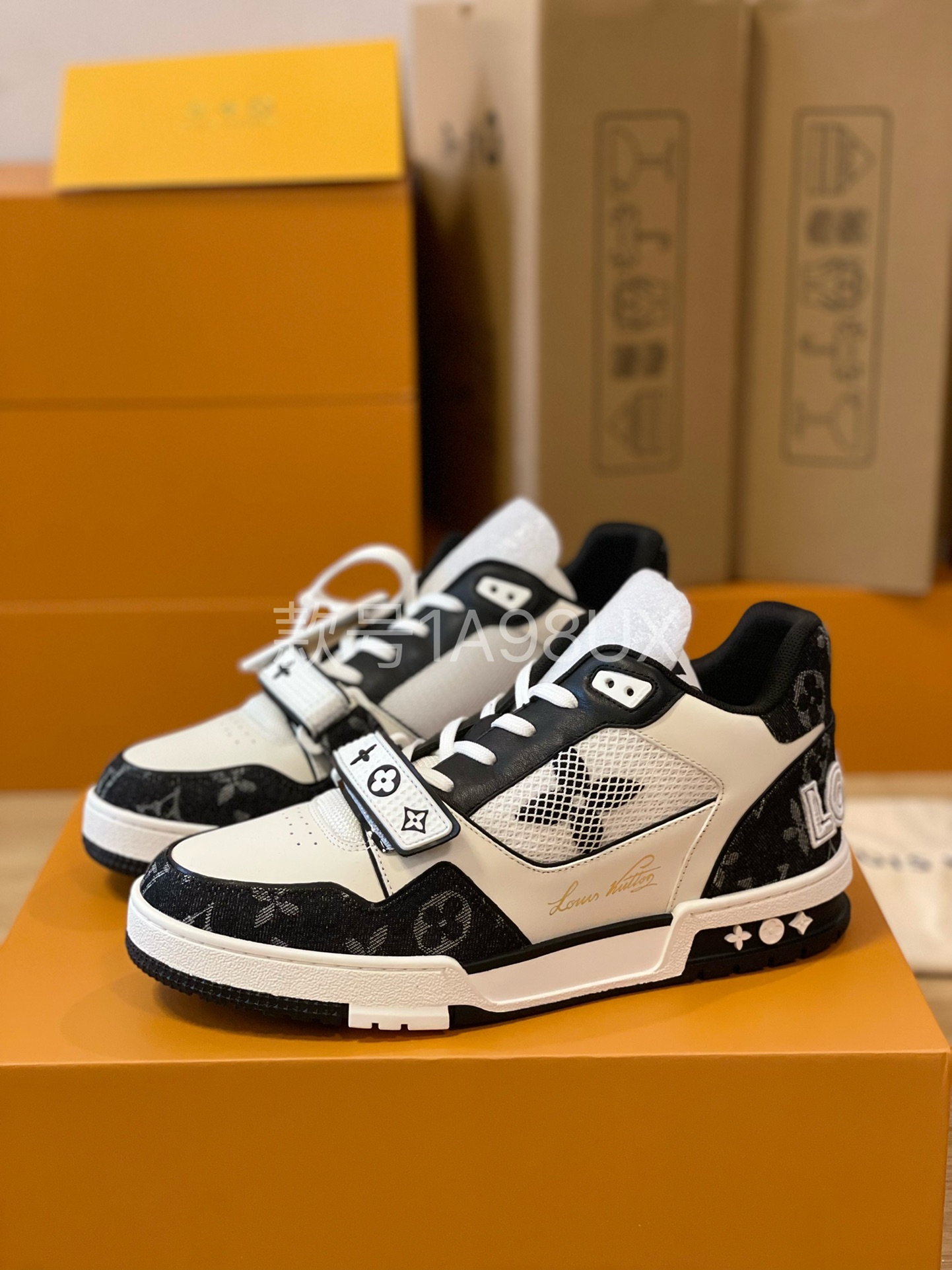 Louis Vuitton Trainer sneakers for couples, style 1A98UX