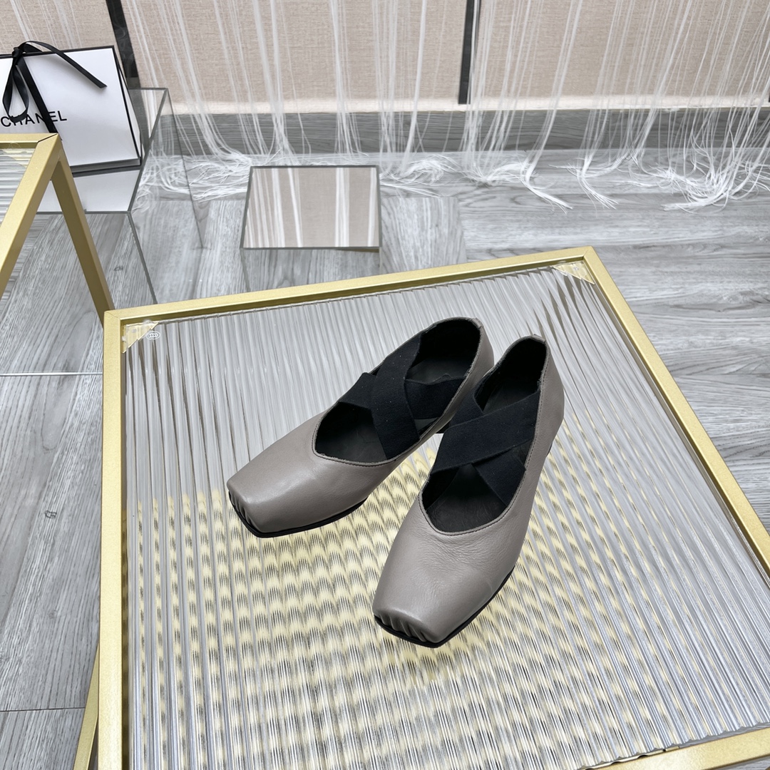 𝐔𝐌𝐀 𝐖𝐀𝐍𝐆｜𝟐𝟎𝟐𝟑/𝐒𝐒 𝐧𝐞𝐰  UMA WANG classic models retro do old ballet shoes