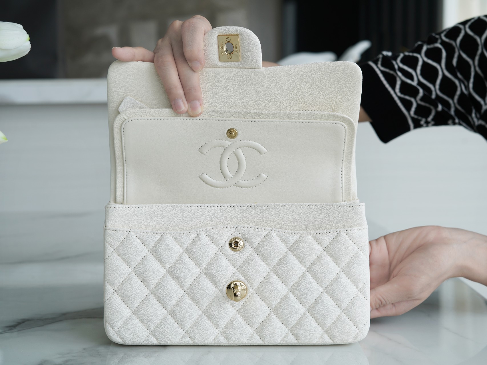 𝐂𝐇𝐀𝐍𝐄𝐋 Classic Flap washed cowhide is made from the most delicate newborn calves washed fetal calf small milkshake white🍦