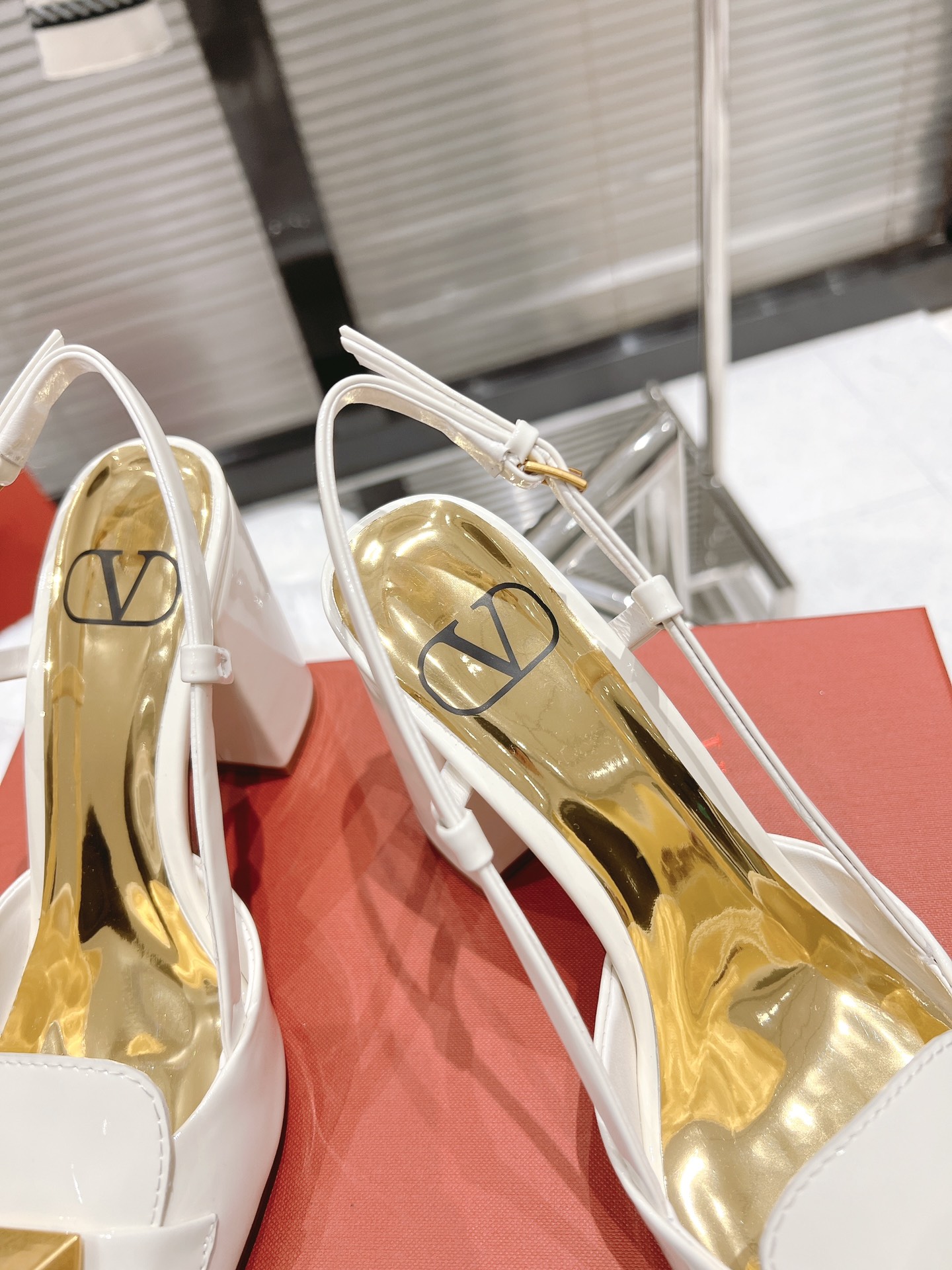 【Valentino】𝟐𝟎𝟐𝟏/𝐒𝐒 𝐧𝐞𝐰  Valentino fabric patent leather lining sheepskin sole cowhide