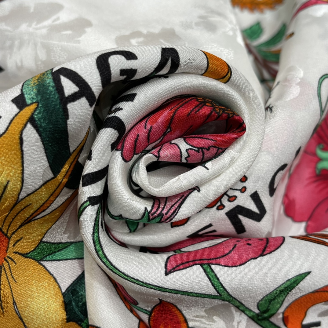 𝐆𝐔𝐂𝐂𝐈 𝐗 𝐁𝐀𝐋𝐄𝐍𝐂𝐈𝐀𝐆𝐀 joint model Balenciaga twill twill with floral pattern on ivory white background 100% mulberry silk