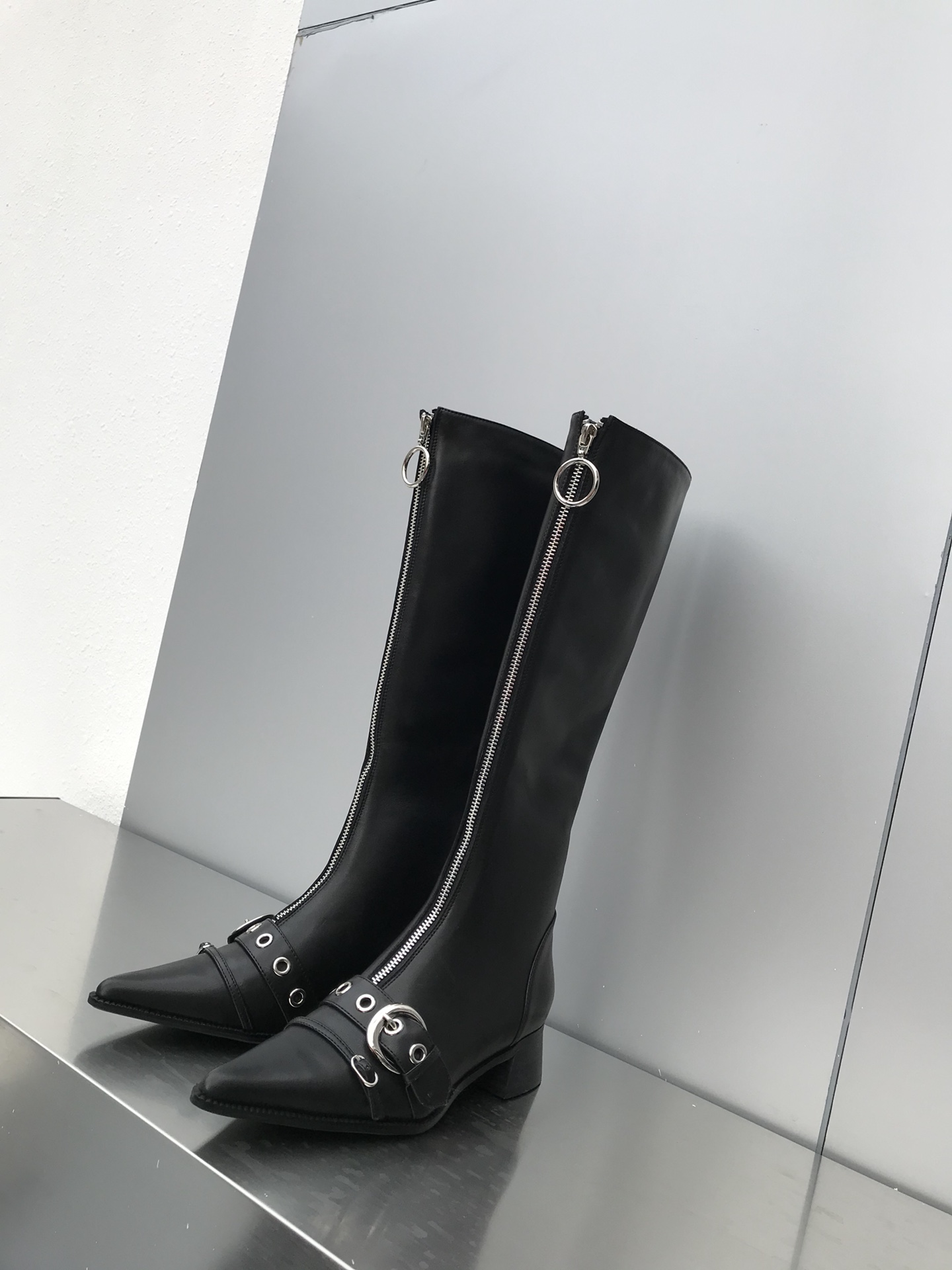 𝘾𝙃𝙄𝙉 𝘾𝙃𝙄𝙉 Thigh-high boots