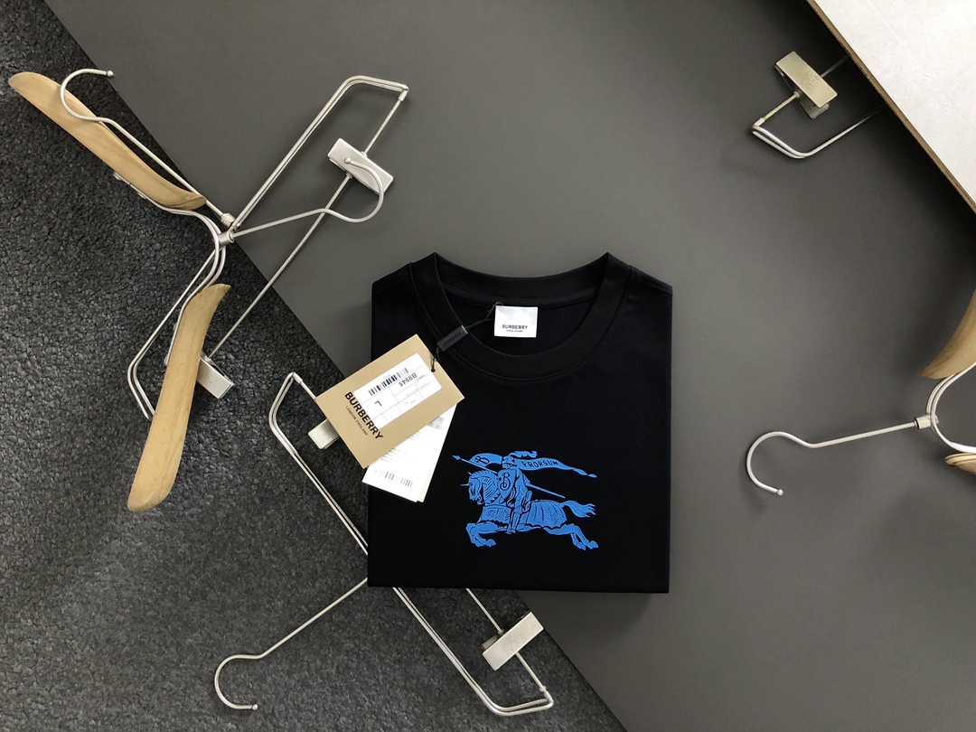 New  Burberry Top grade black and white dual color war horse laser gradient short sleeved