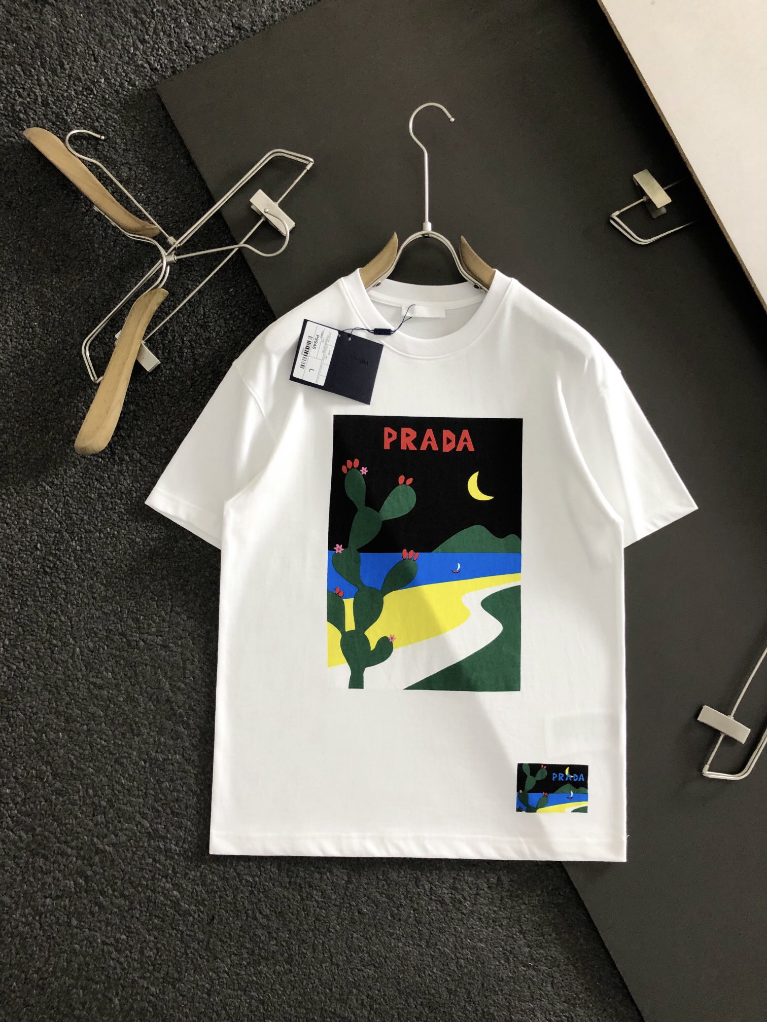 New Prada  Top grade black and white dual color impression card abstract painting style short sleeved