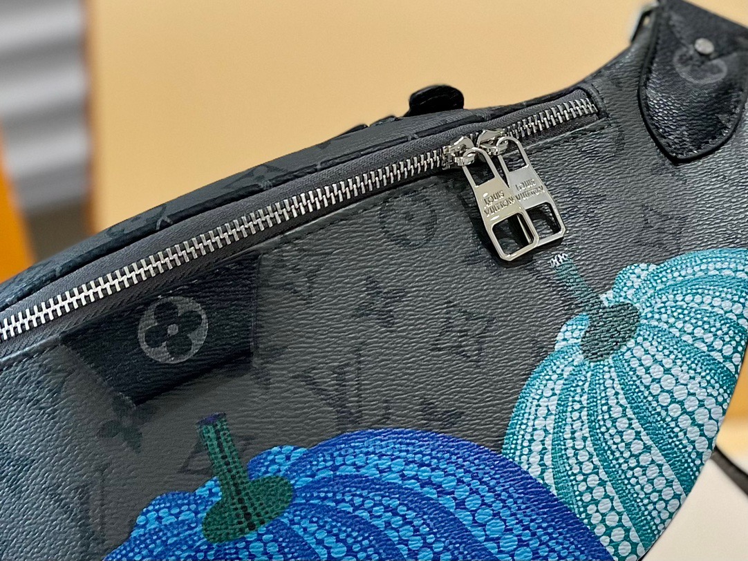 New Louis  Vuitton  Pumpkin pattern breast bag