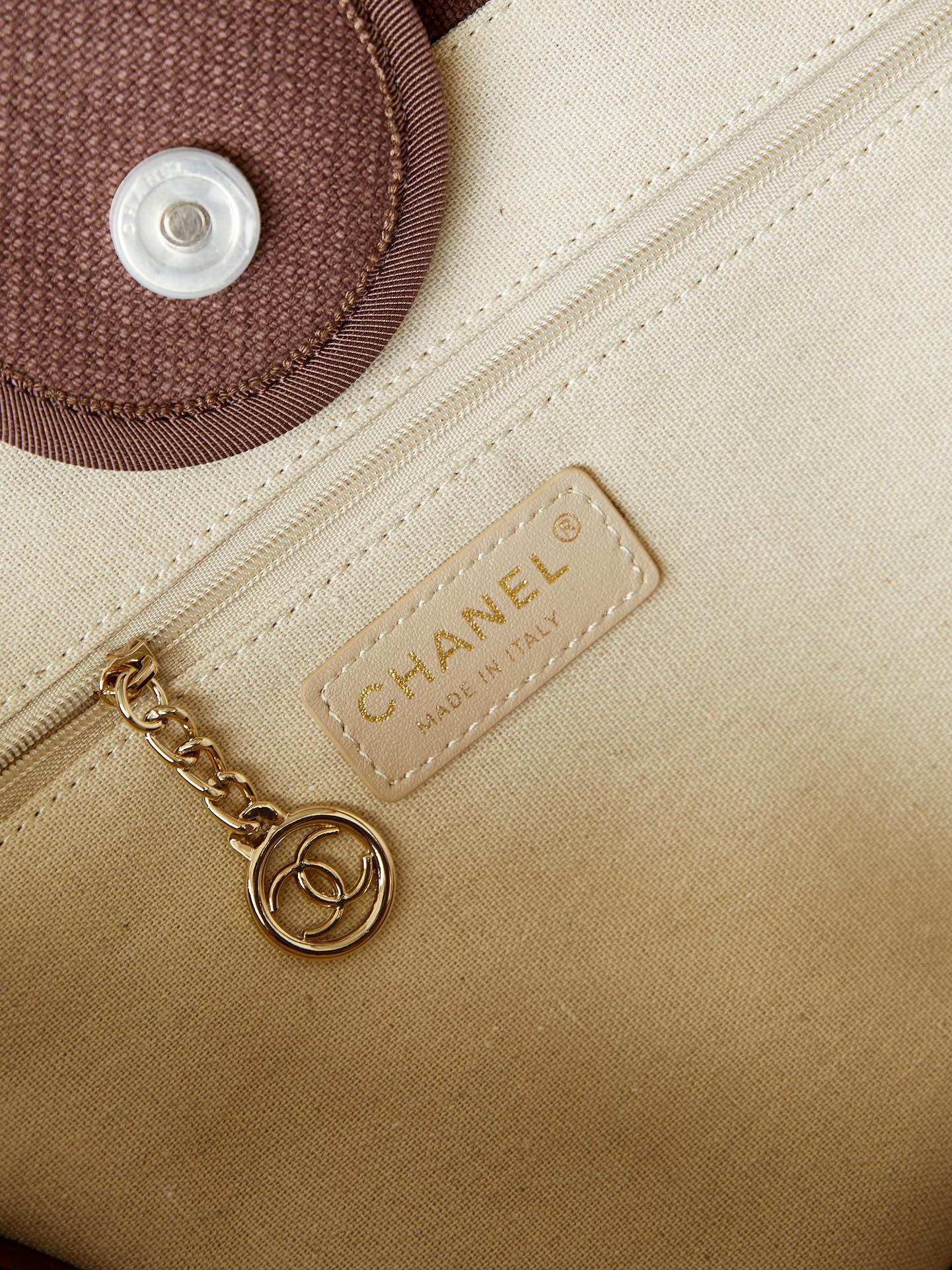 New Chanel 23k's latest beach bag Chanel Panda color scheme 🐼