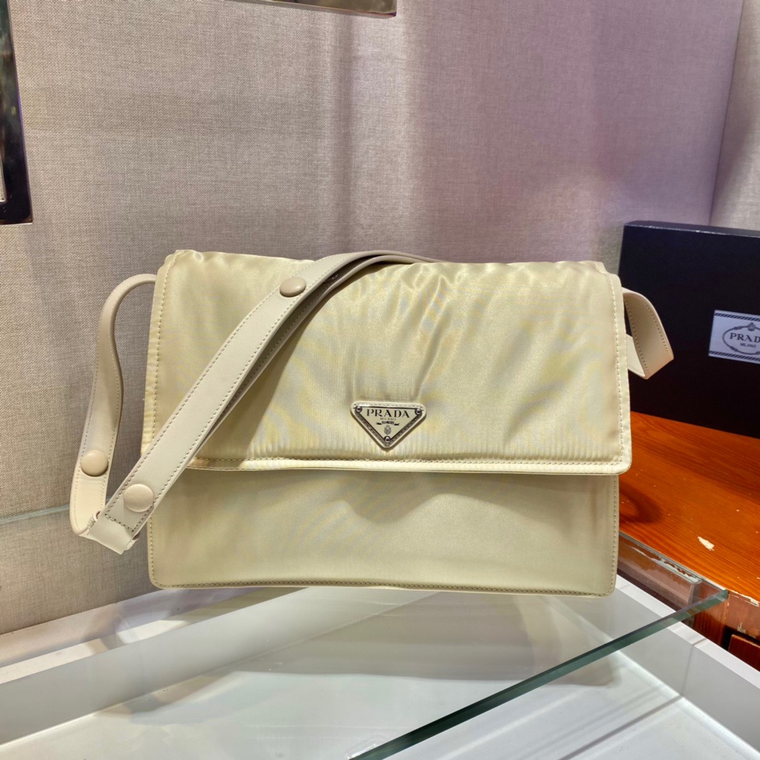 New Prada 🎉 Hot selling courier package small size 🎉 One shoulder bag with a minimalist design 🙊🙊