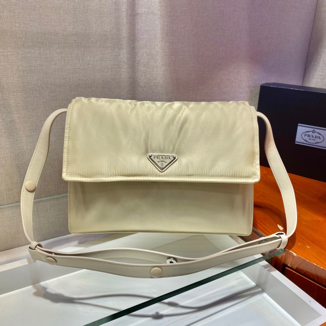 New Prada 🎉 Hot selling courier package small size 🎉 One shoulder bag with a minimalist design 🙊🙊