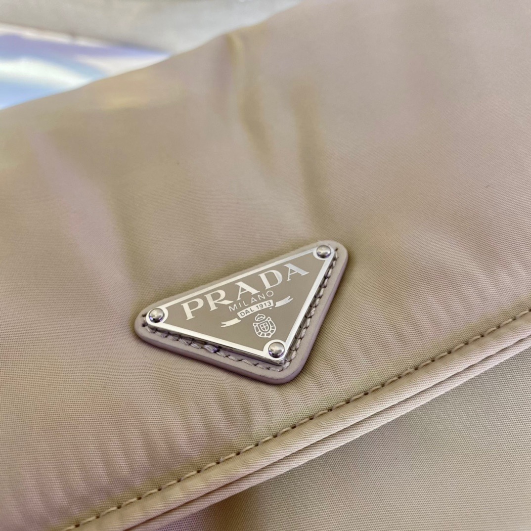 New Prada 🎉 Hot selling courier package small size 🎉 One shoulder bag with a minimalist design 🙊🙊