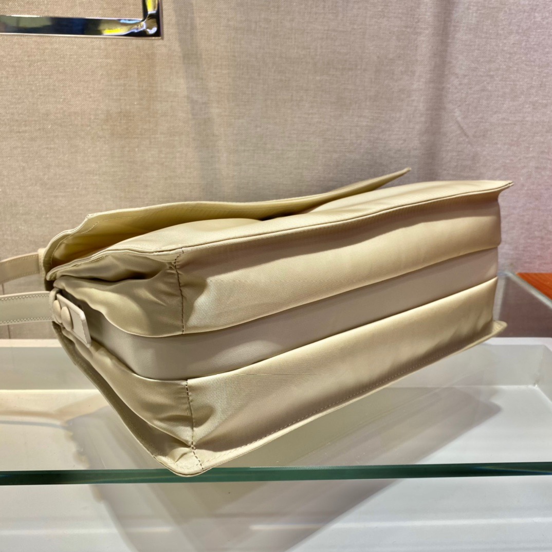 New Prada 🎉 Hot selling courier package small size 🎉 One shoulder bag with a minimalist design 🙊🙊