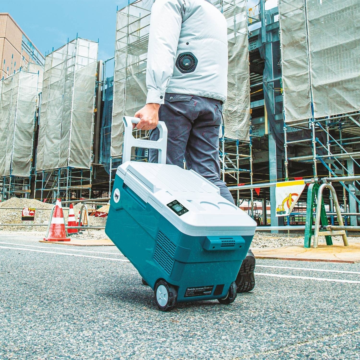 Summer Sale🔥18V Rechargeable Refrigerator (come with 2 Rechargeable Batteries)