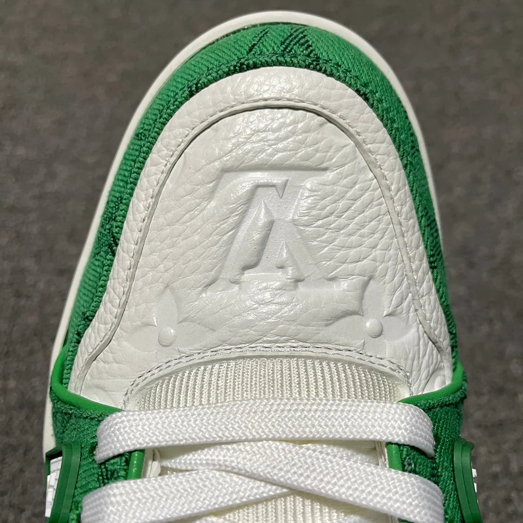 New color matching casual board shoes