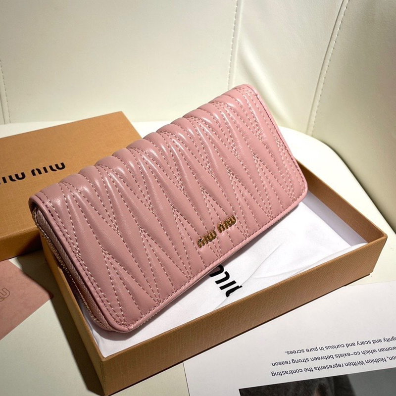 Miumiu Matelassé Leather Card Bag (Replica)