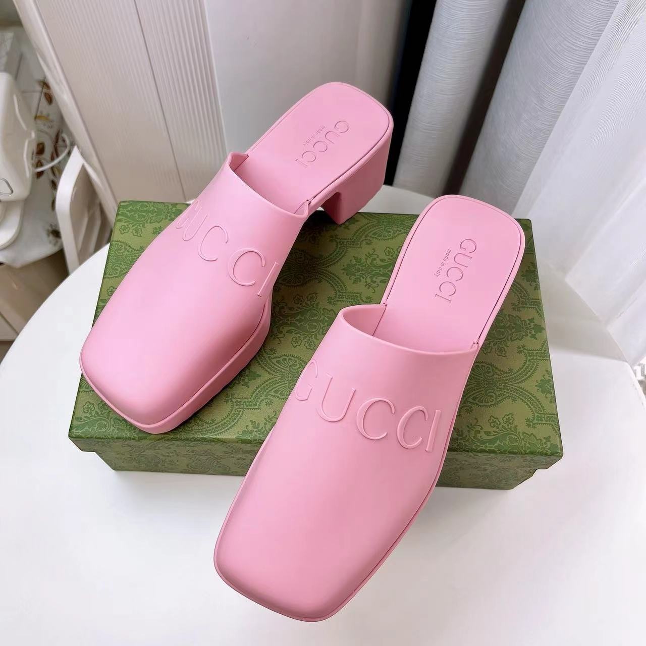 Gucci Shoes Open-Heel Bun Embossed Logo Chunky Heel Slide Sandal (Replica)