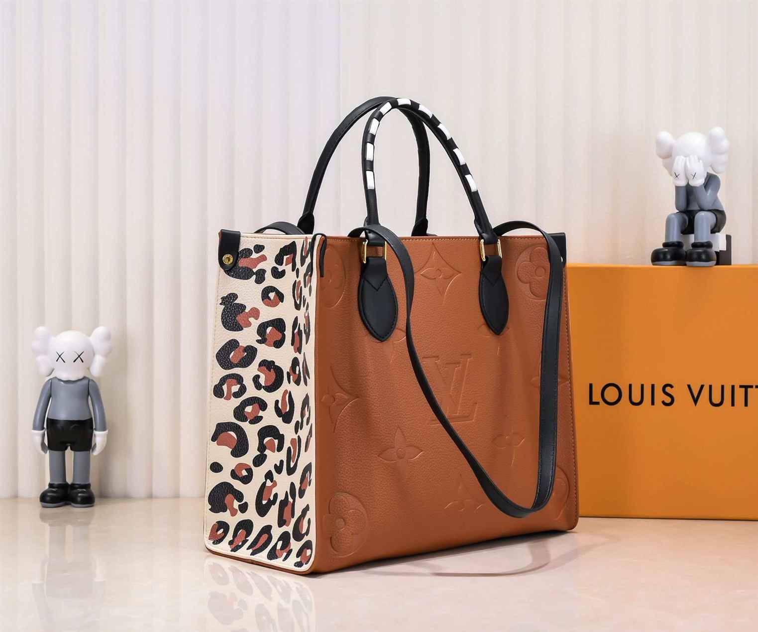 Louis Vuitton Onthego MM tote Wild at Heart replica