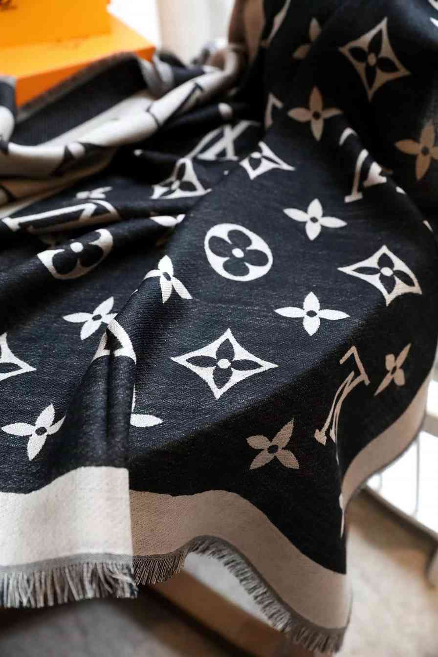 Louis Vuitton Classic Monogram Scarf replica