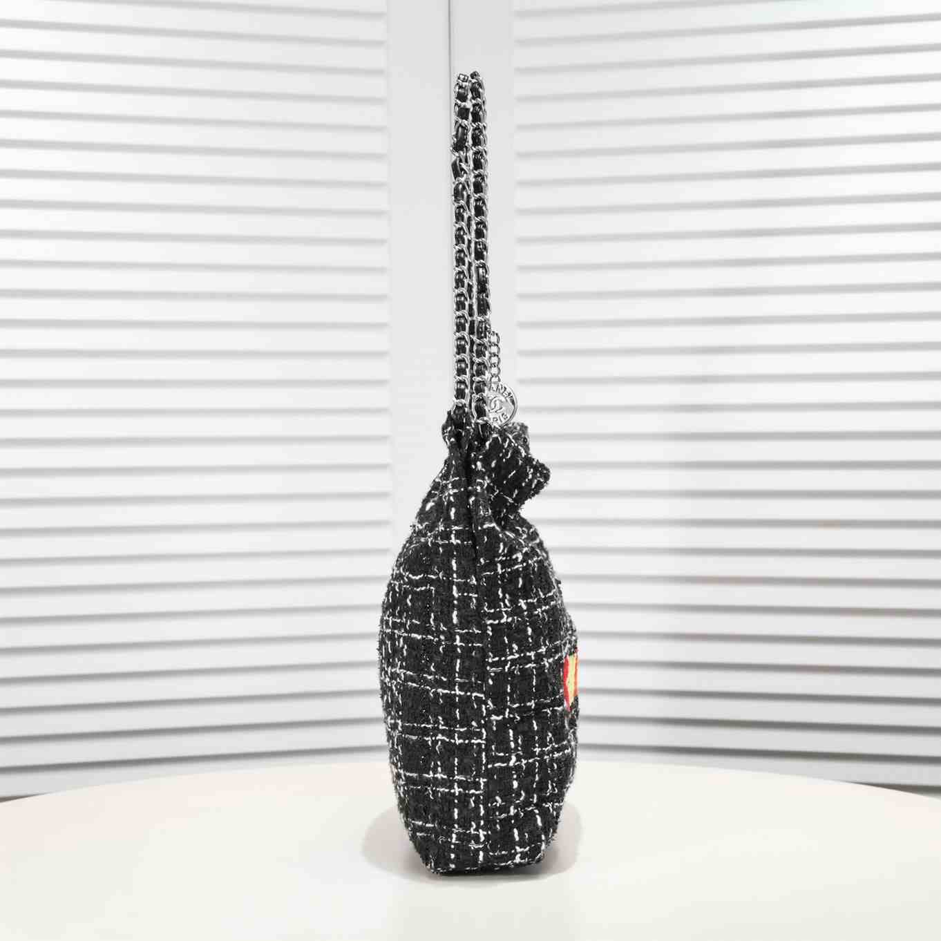 CHANEL 22 Medium Handbag Wool Tweed replica