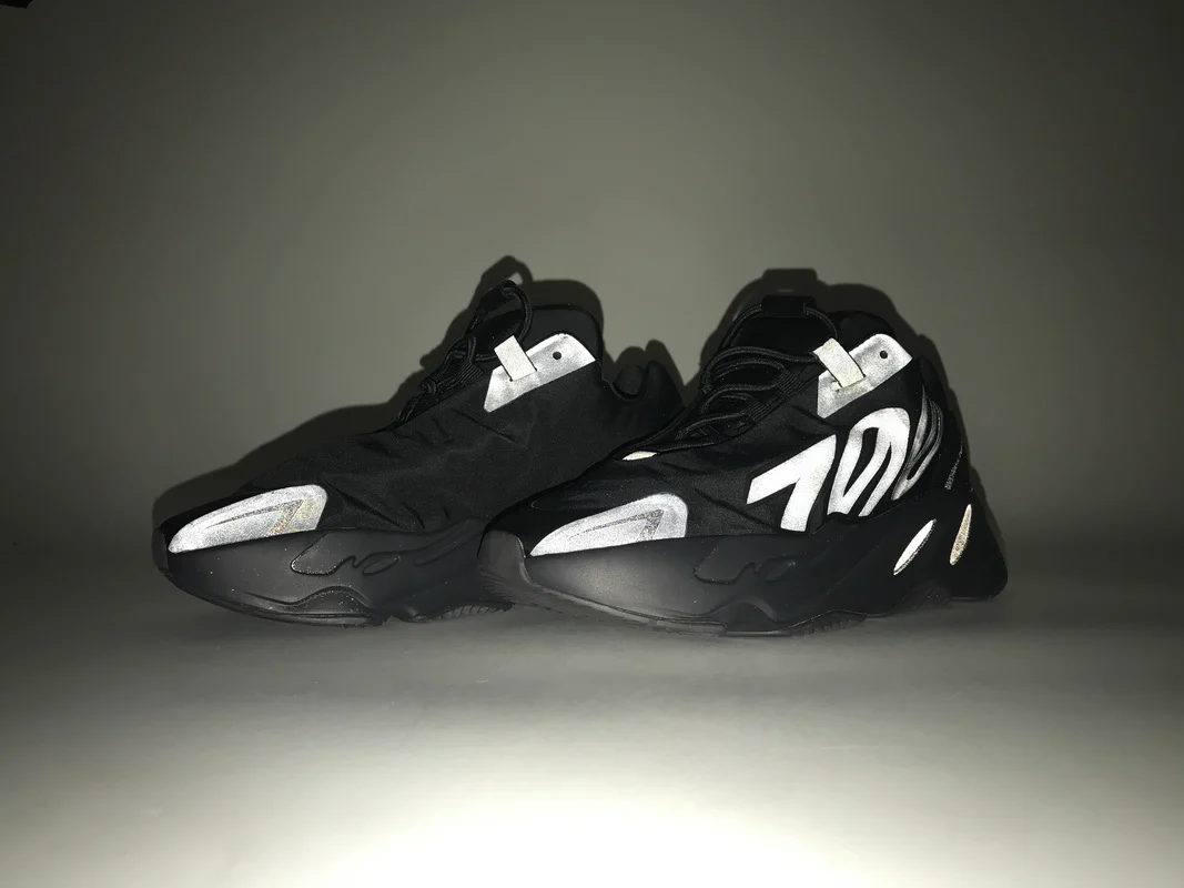 Réplica YEEZY BOOST 700 MNVN BLACK Adidas Sneaker