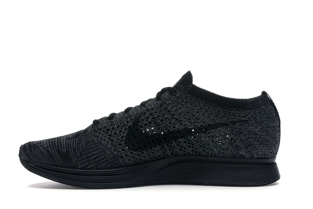 Réplica RACER FLYKNIT TRIPLE BLACK Nike Sneaker