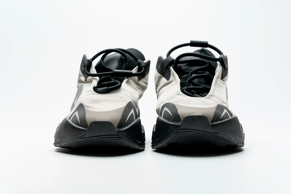 Réplica YEEZY BOOST 700 MNVN BONE Adidas Sneaker