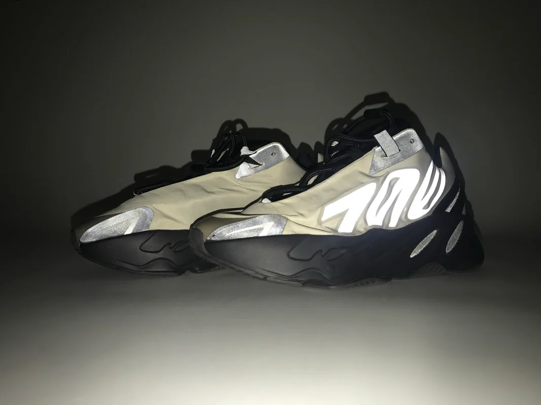 Réplica YEEZY BOOST 700 MNVN BONE Adidas Sneaker