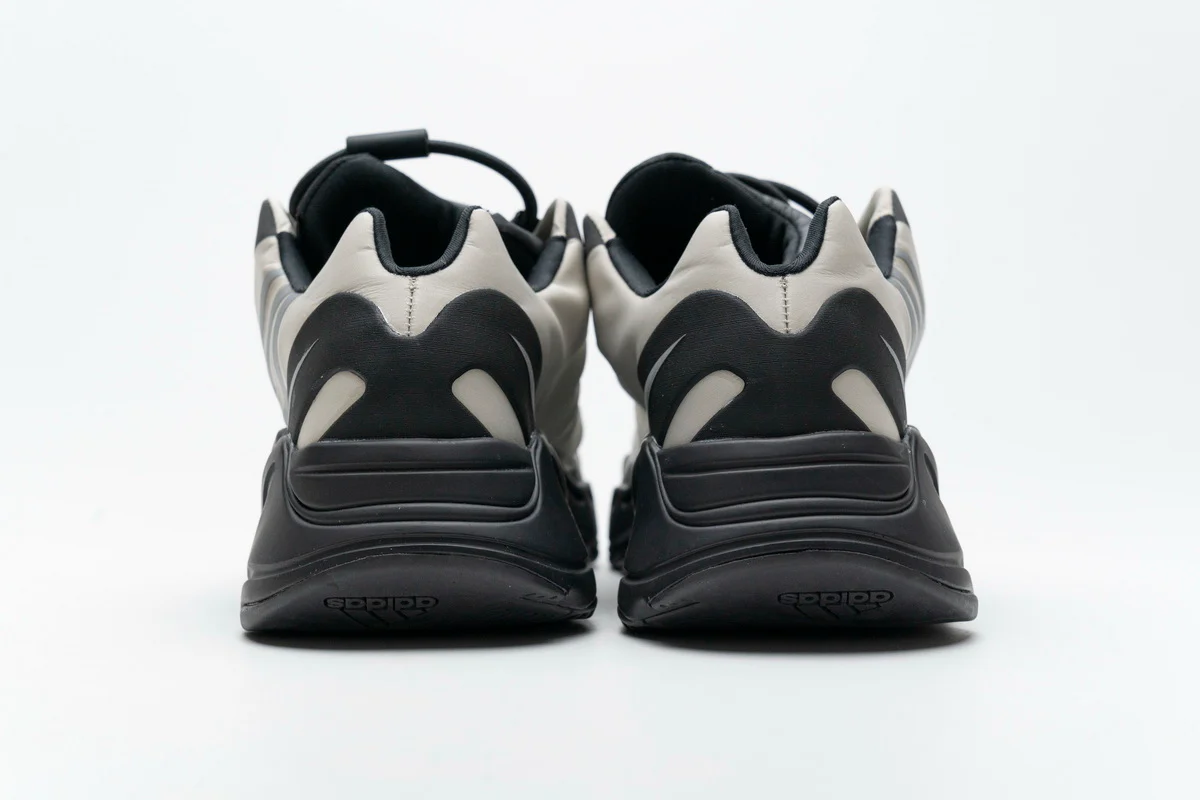 Réplica YEEZY BOOST 700 MNVN BONE Adidas Sneaker