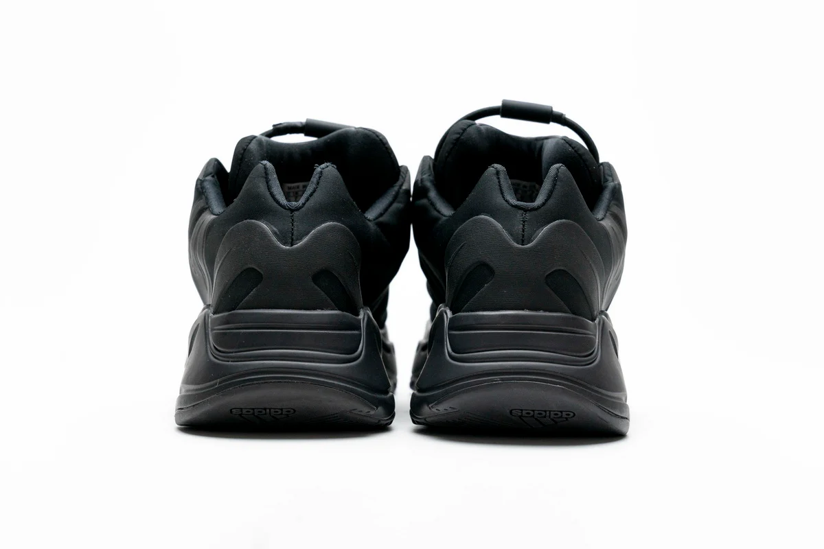 Réplica YEEZY BOOST 700 MNVN BLACK Adidas Sneaker