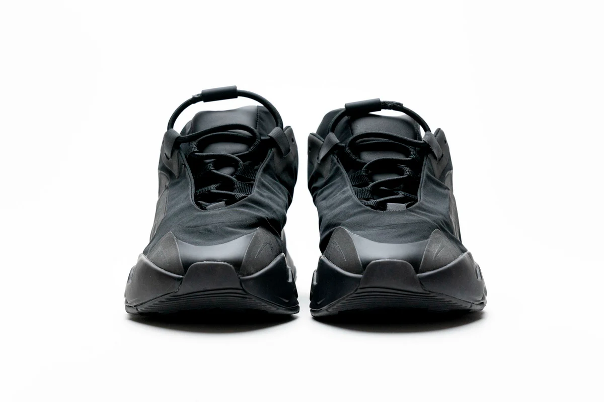 Réplica YEEZY BOOST 700 MNVN BLACK Adidas Sneaker