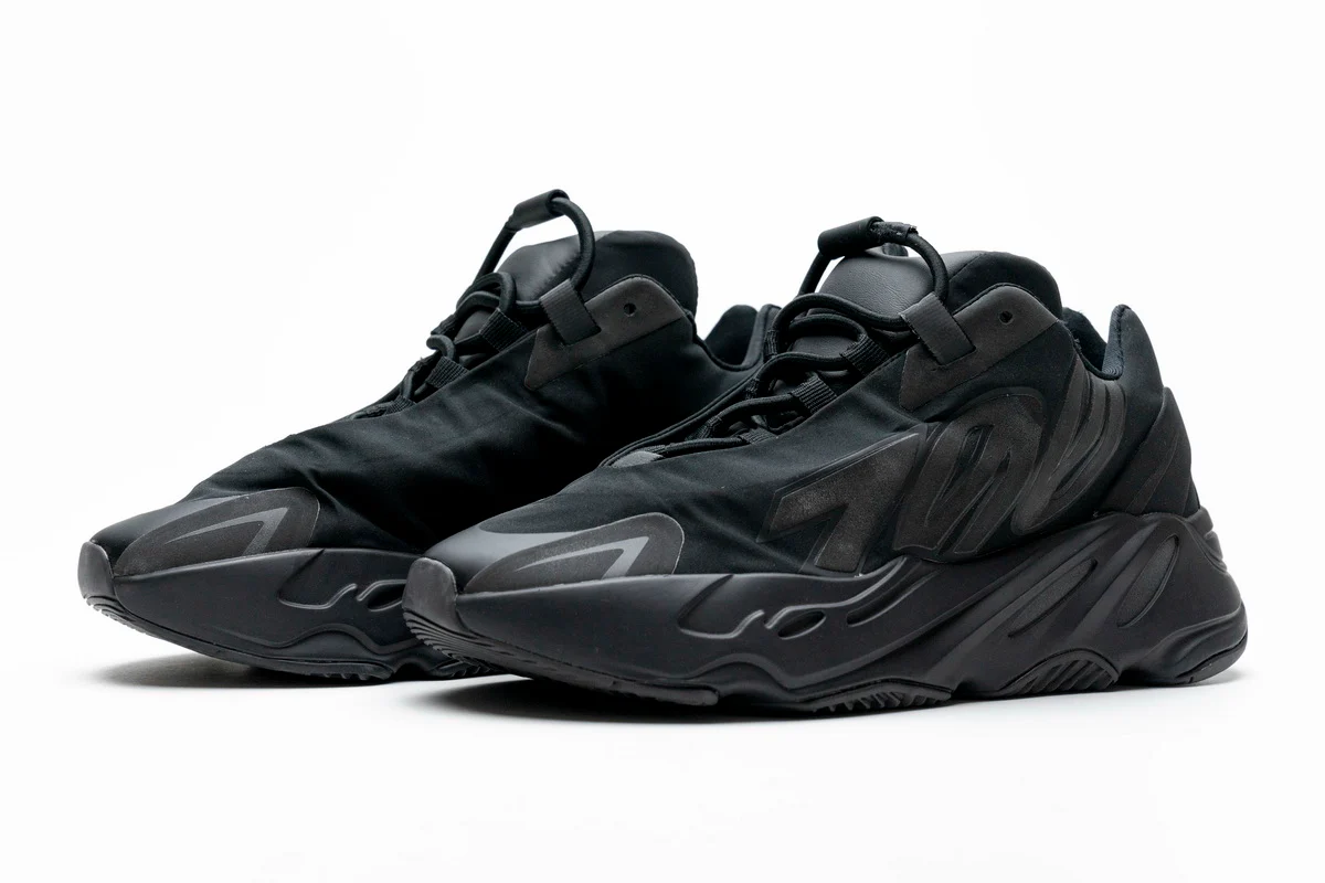 Réplica YEEZY BOOST 700 MNVN BLACK Adidas Sneaker
