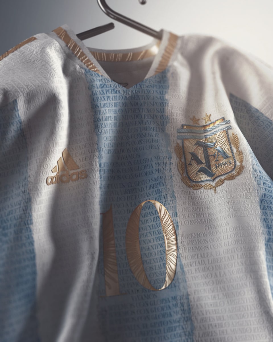 Maillot de l'Argentine commémoratif de Maradona par Soccept.