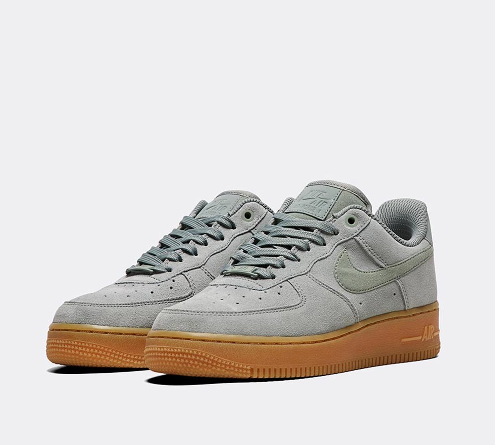 Nike Womens Air Force 1 '07 SE Trainer - Green / Gum