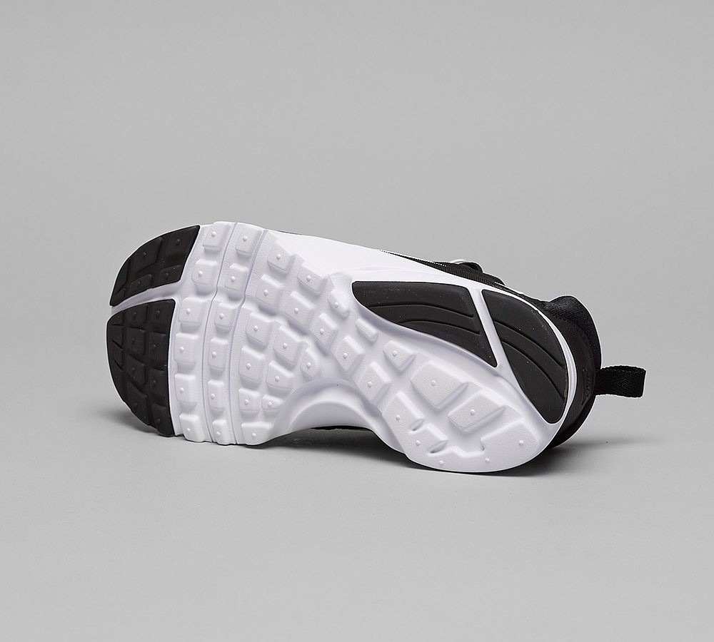 Nike Infant Presto Fly Trainer | Black / White