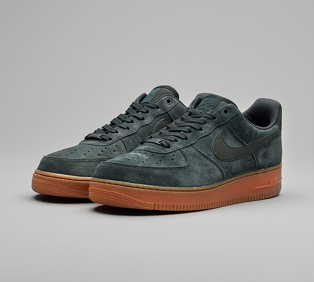 Nike Air Force 1 '07 LV8 Suede Trainer - Outdoor Green / Gum