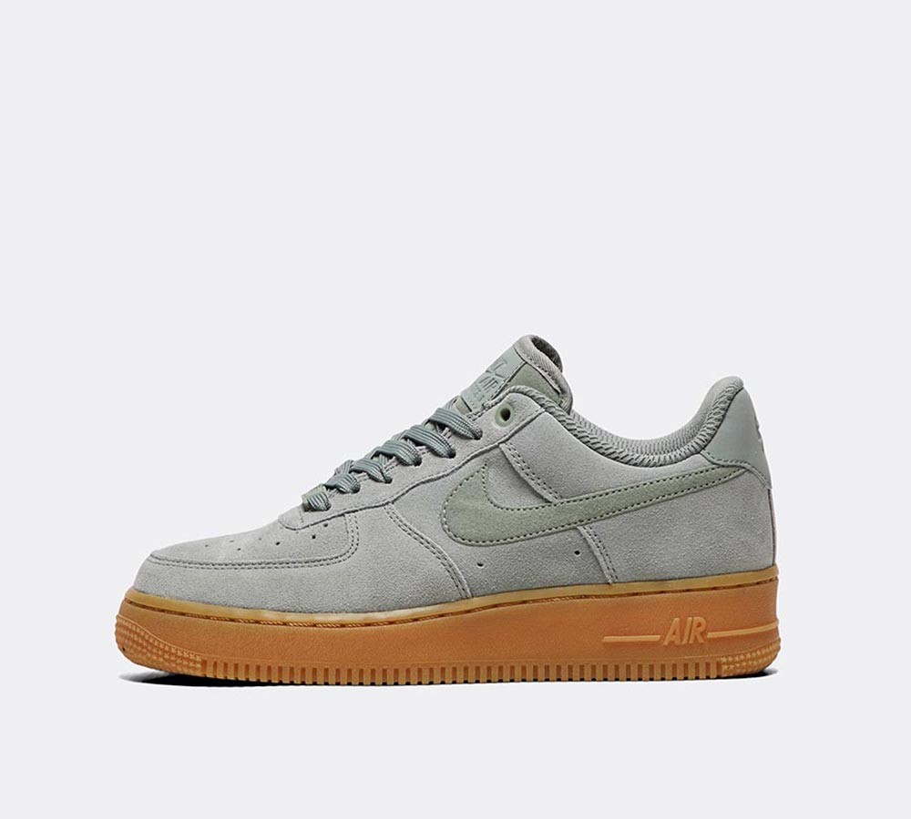 Nike Womens Air Force 1 '07 SE Trainer - Green / Gum