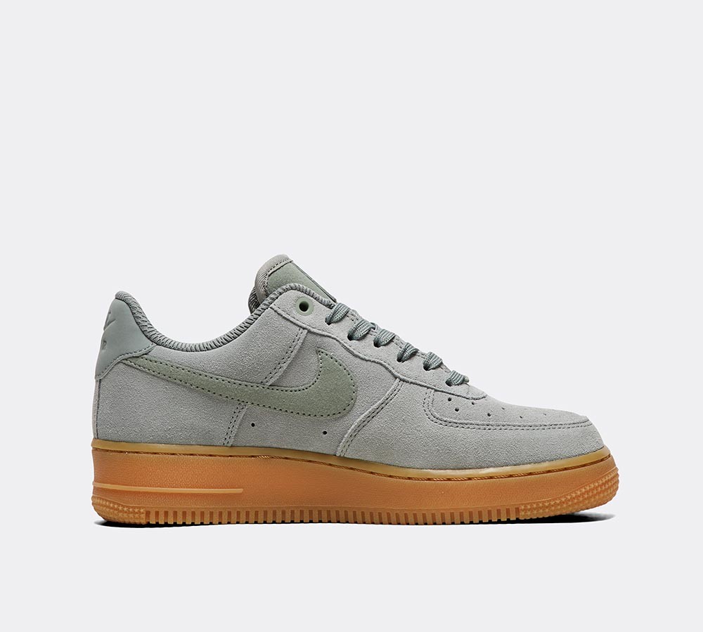 Nike Womens Air Force 1 '07 SE Trainer - Green / Gum