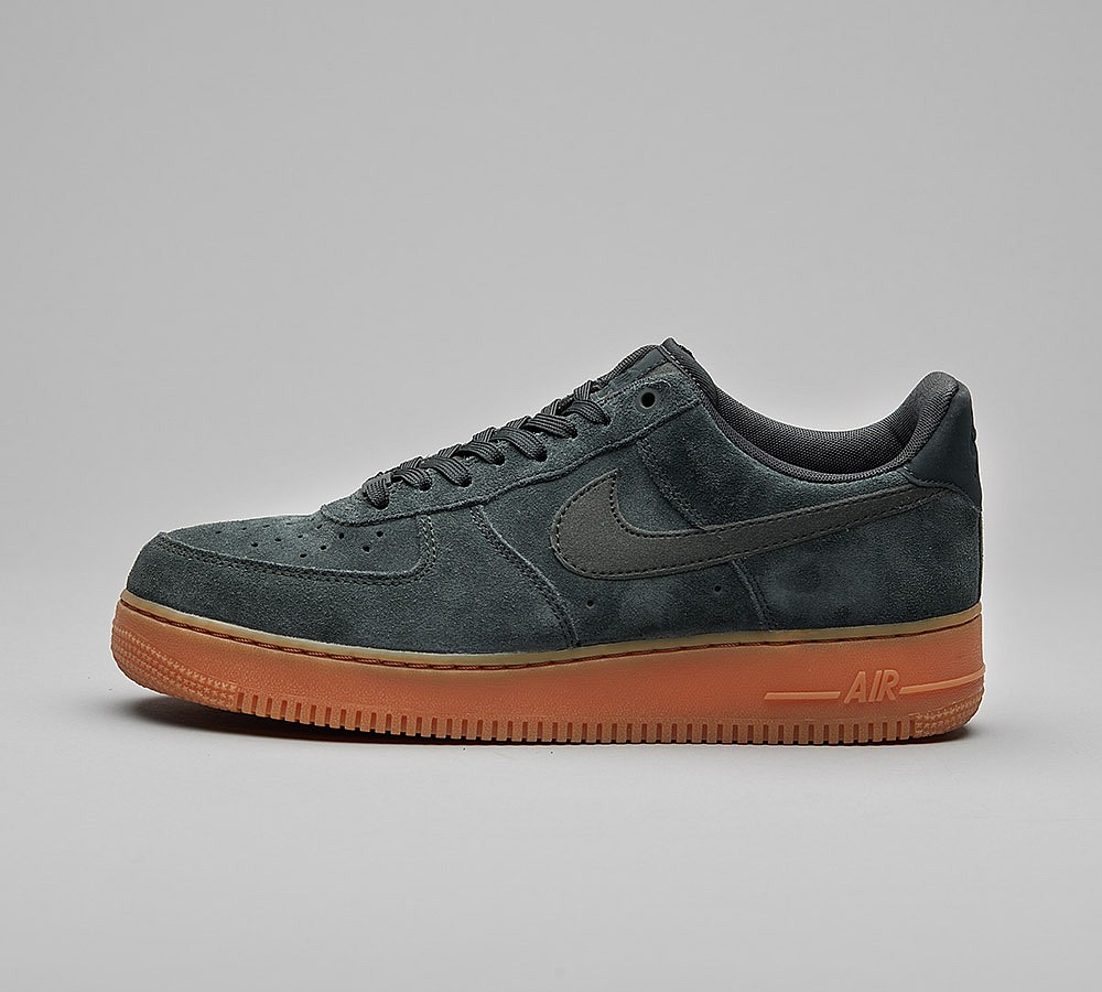 Nike Air Force 1 '07 LV8 Suede Trainer - Outdoor Green / Gum