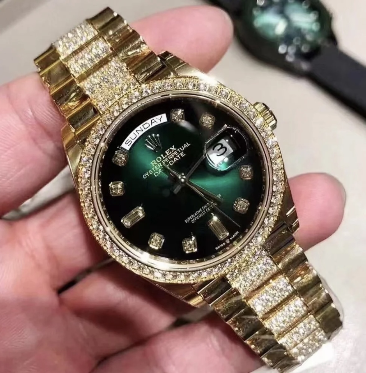rol€x Day-Date 36 Green Ombre Diamond Dial Yellow Gold President Automatic Watch 128348rbr