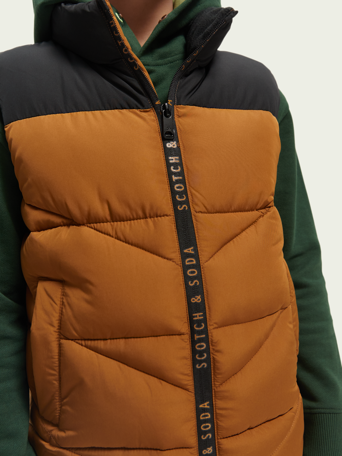 Puffed Water-Repellent Vest