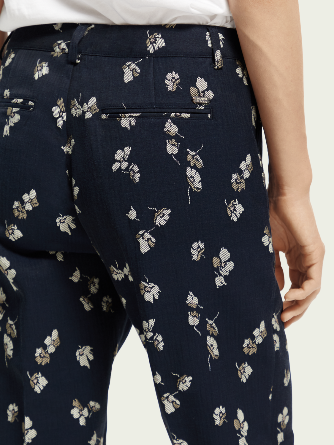 Lowry Mid-Rise Slim Fit Jacquard Trousers | scotch & soda outlet