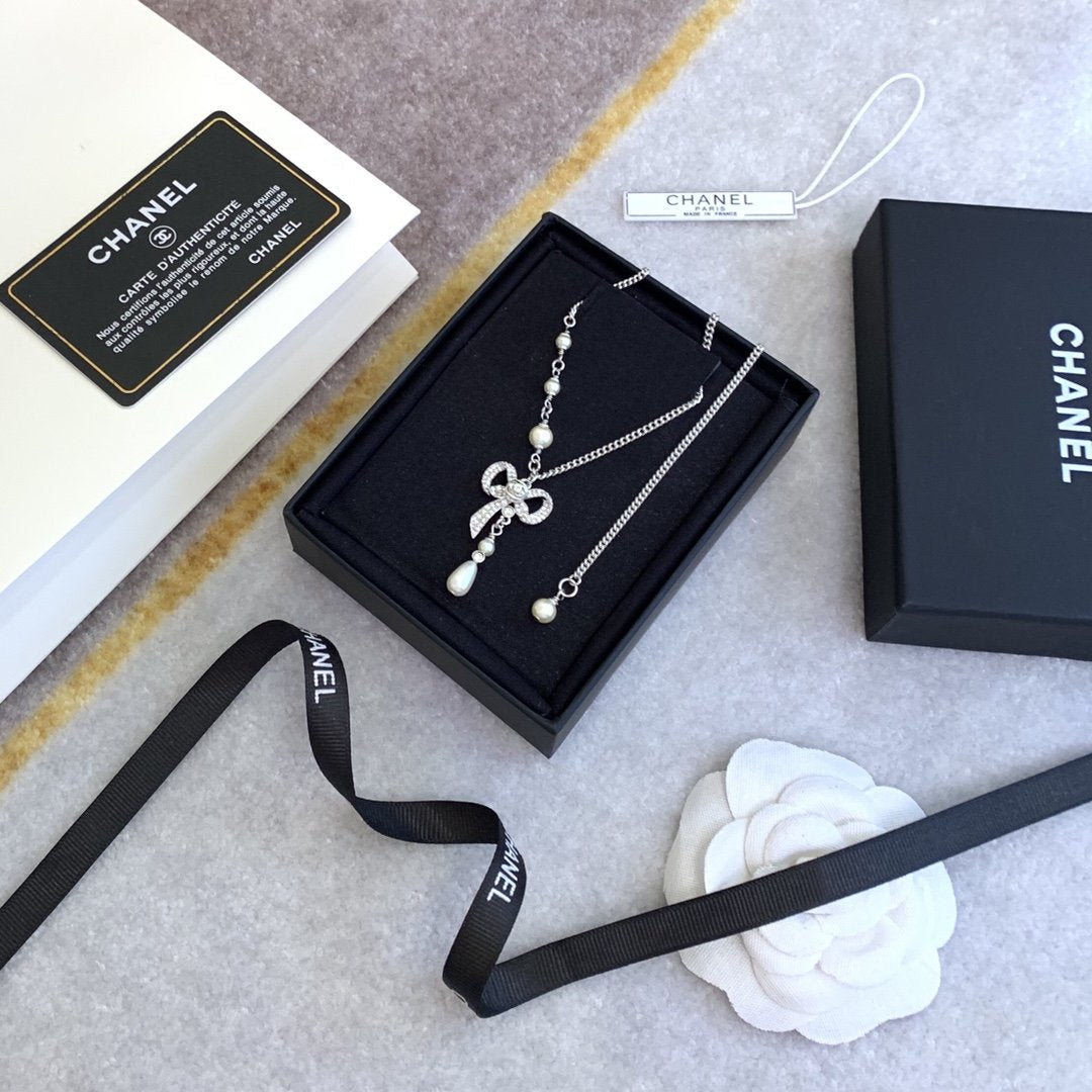 CHANEL  Bow Pearl Crystal Necklace