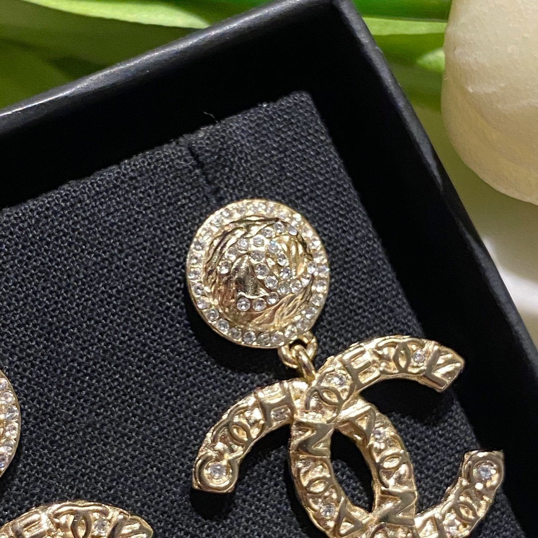 CHANEL Fashion Rhinestone Letter Engraved Double C Pendant Earrings